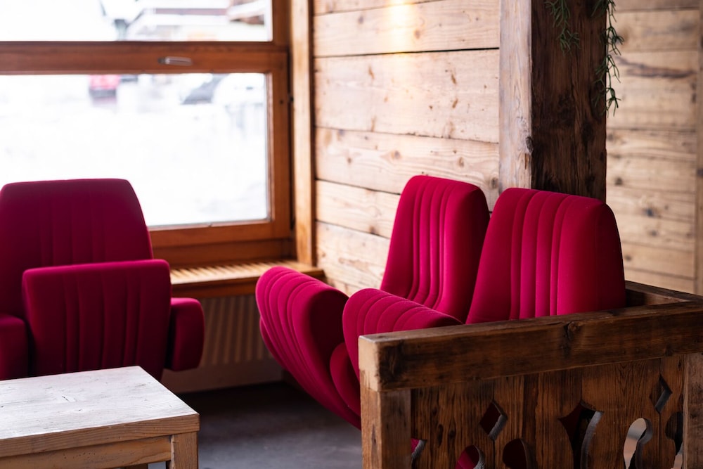 

Roma - Champéry - Peanut Mountain Lodge & Le Communal