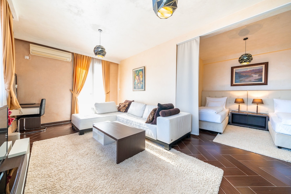 

Milano - Podgorica - Hotel Alexandar Lux