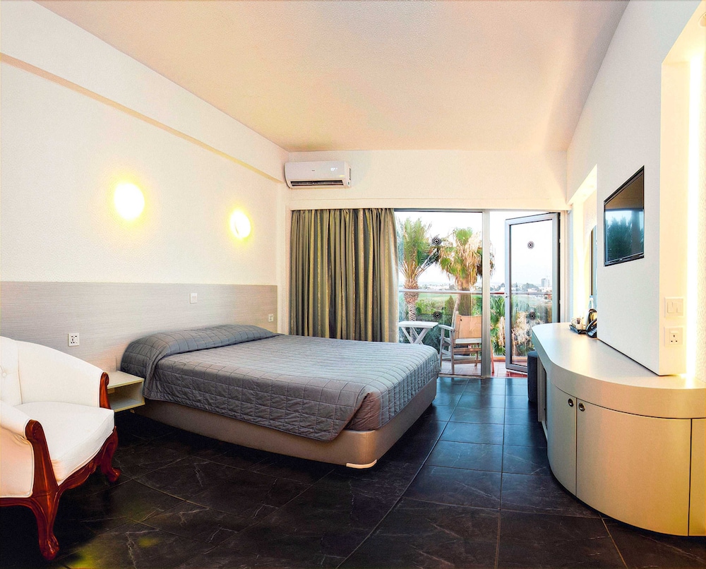 

Milano - Pyla - Sveltos Hotel