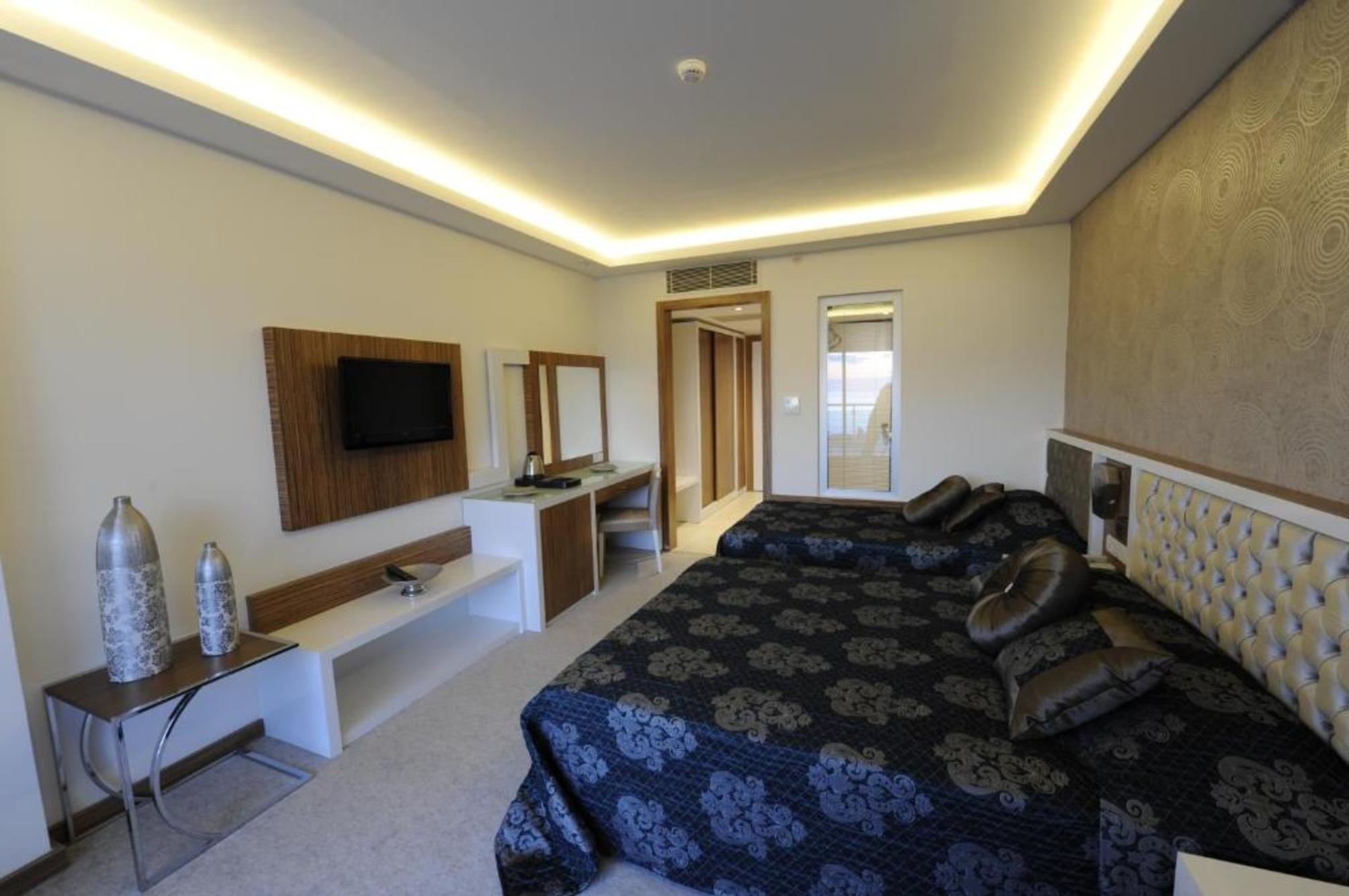 Standard double room with side sea view