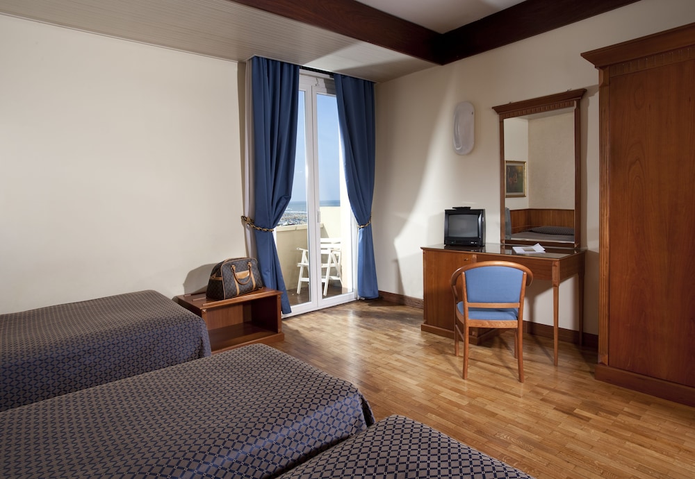 

Bari - Riviera Romagnola, Mare Italia - Hotel Bellevue