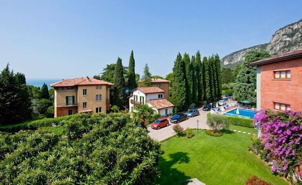 

Cagliari - Lago di Garda, Laghi Italia - Hotel Gabbiano - Garda Lake Collection