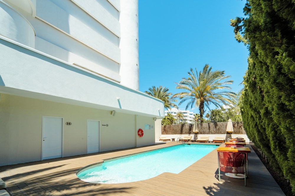 

Roma - Cala Llonga - El Hotel Pacha