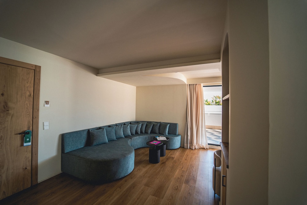 

Venezia - Cala Llonga - El Hotel Pacha
