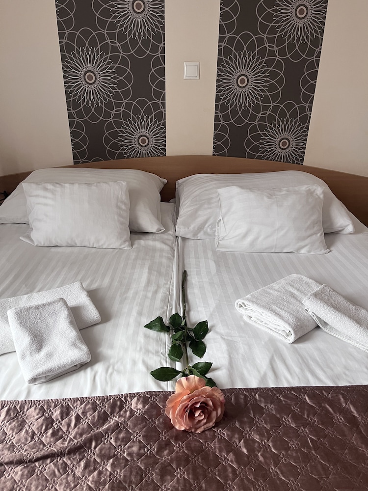 

Catania - Budapest - Hotel Rose City