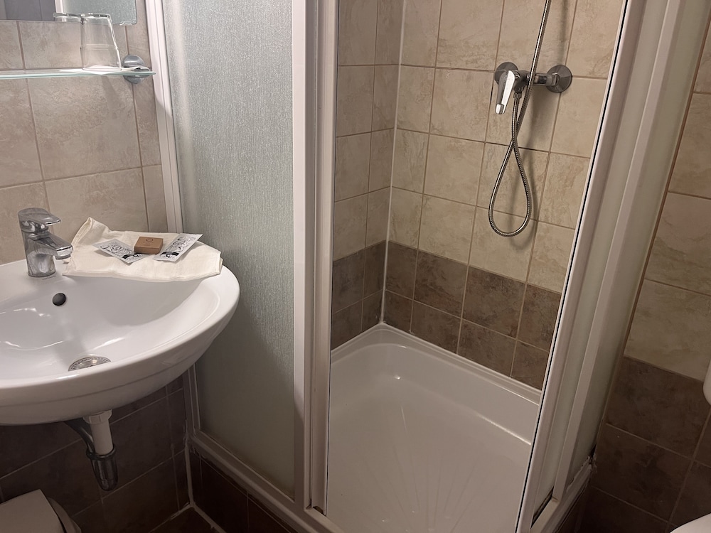 

Catania - Budapest - Hotel Rose City