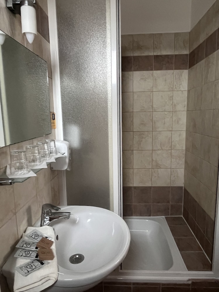 

Reggio Calabria - Budapest - Hotel Rose City