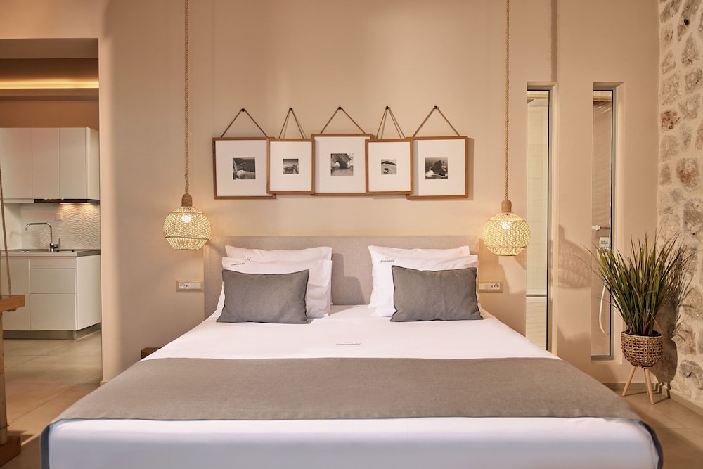 

Trieste - Koríthion - Emerald Villas & Suites