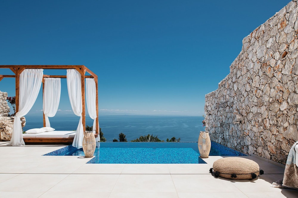 

Bologna - Koríthion - Emerald Villas & Suites