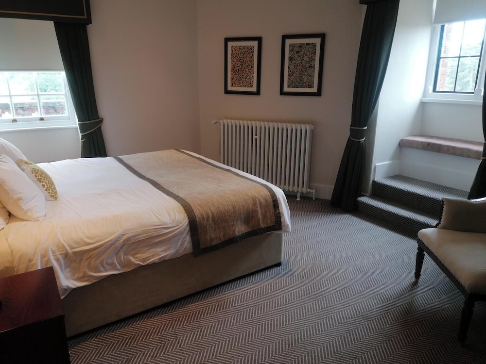 

Napoli - Hook - The Elvetham Hotel