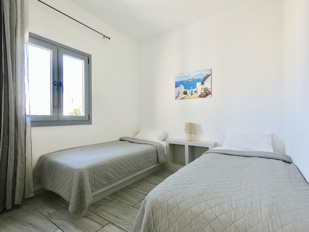 

Milano - Emporeio - Anny Studios & Rooms Perissa Beach