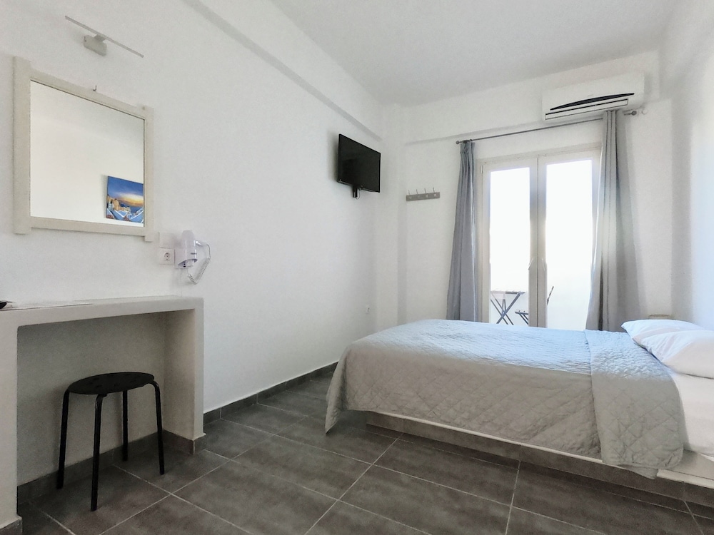 

Milano - Emporeio - Anny Studios & Rooms Perissa Beach