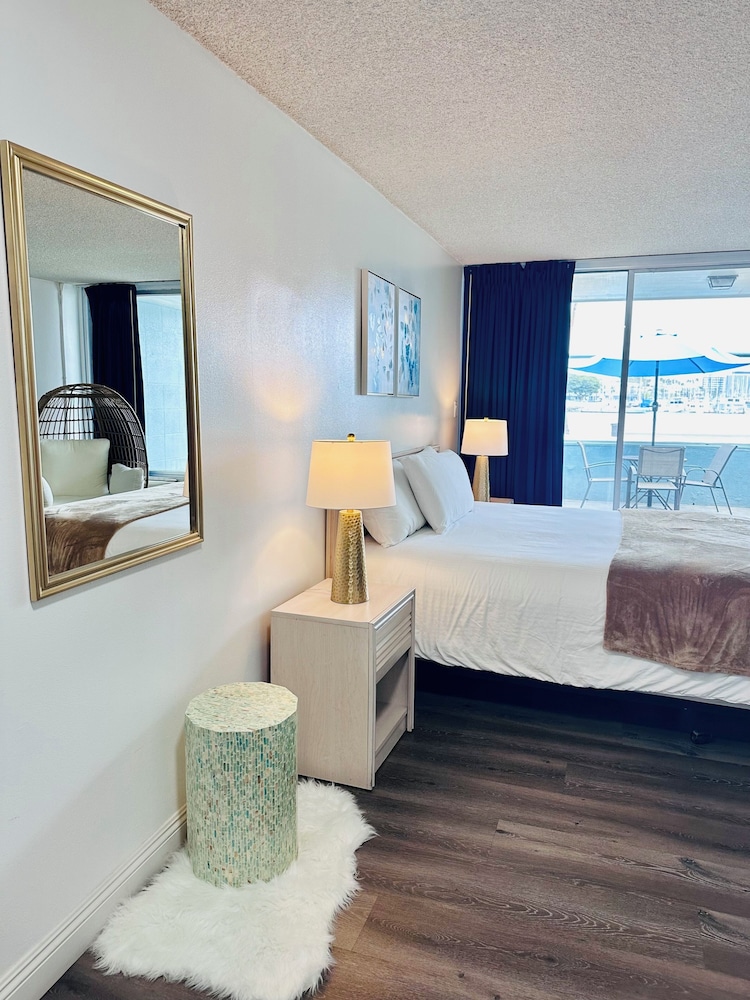 

Milano - Venice (CA) - Foghorn Harbor Inn
