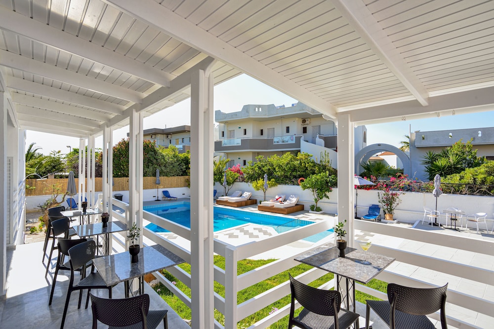 

Milano - Platanias (Crete) - Eloque Simple living space