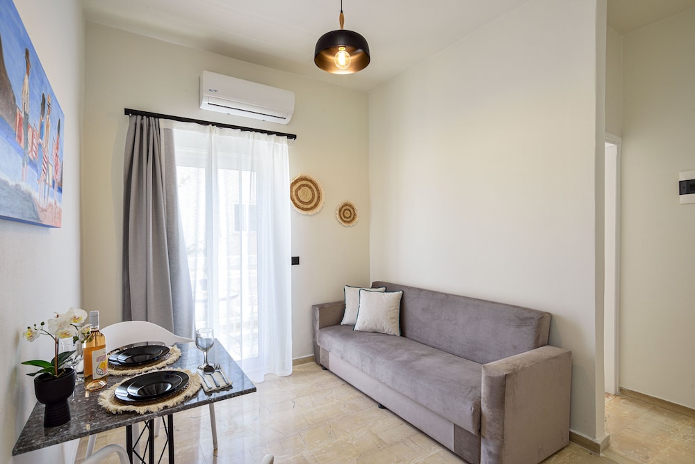 

Roma - Platanias (Crete) - Eloque Simple living space