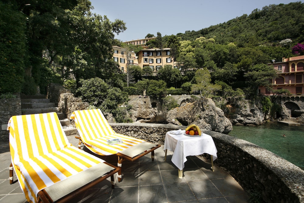 Portofino Deluxe Family Suite – balcony, sea view, private hotel beach