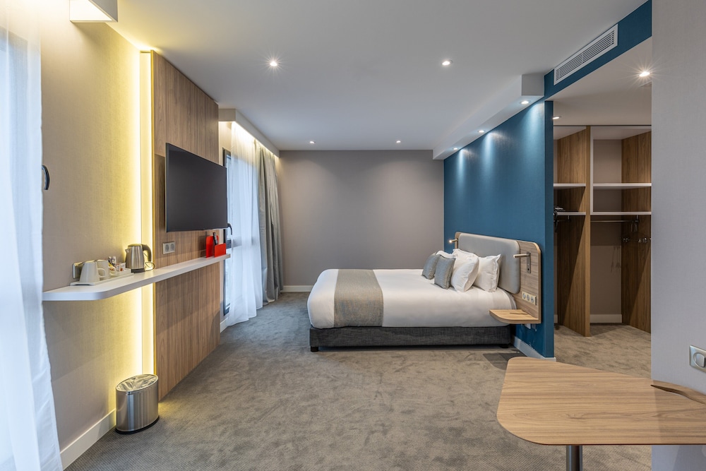 

Bari - Ajaccio - Holiday Inn Express Ajaccio
