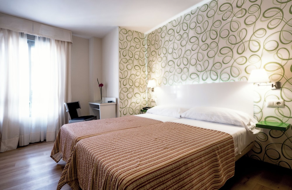 

Milano - San Juan de Aznalfarache - Hotel Plaza Santa Lucía