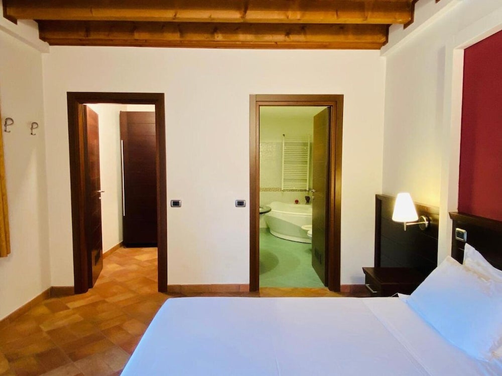 

Bari - Capriate San Gervasio - Country Hotel Castelbarco