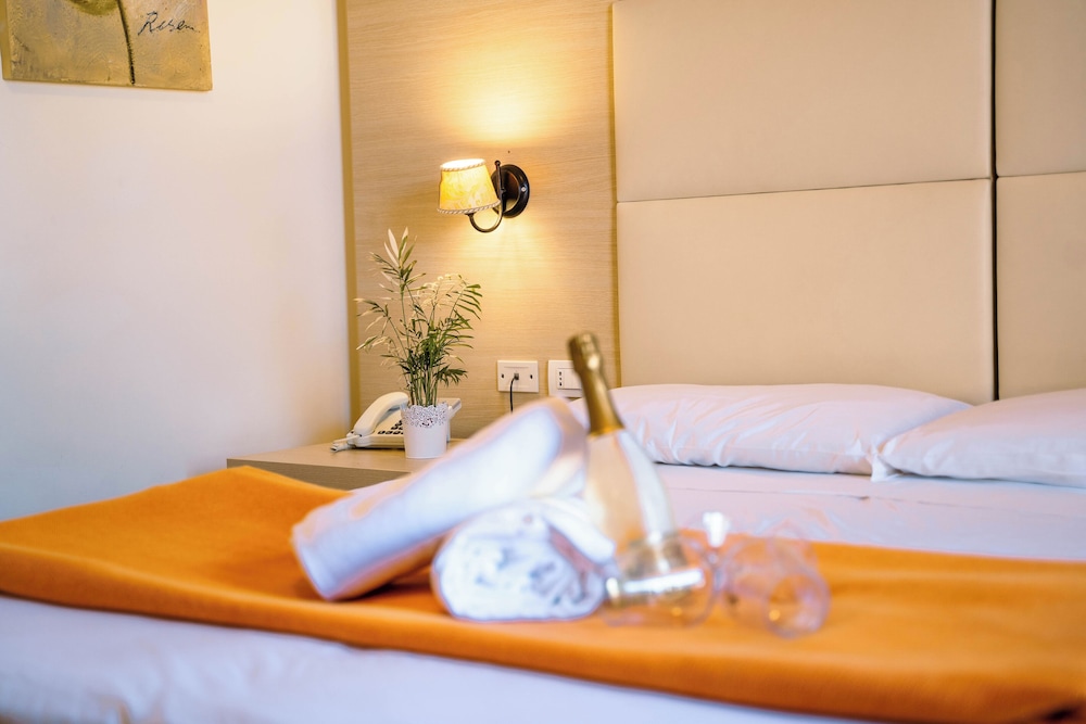 

Pisa - Sant'Alessio Siculo - Taormina Hotel Calipso