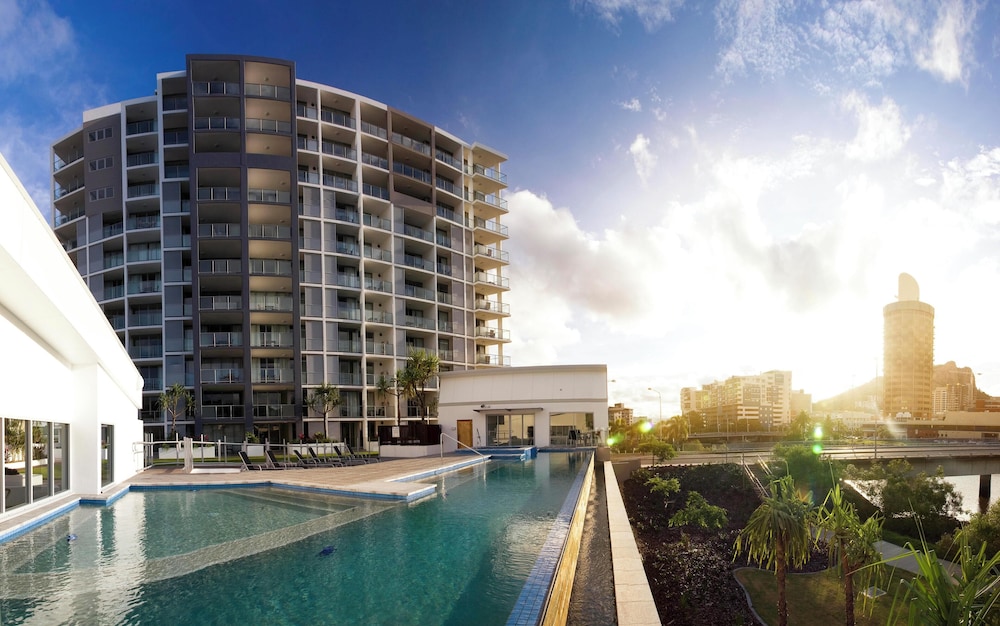 

Roma - Belgian Gardens - Apartment 1002 | River & Stadium Views