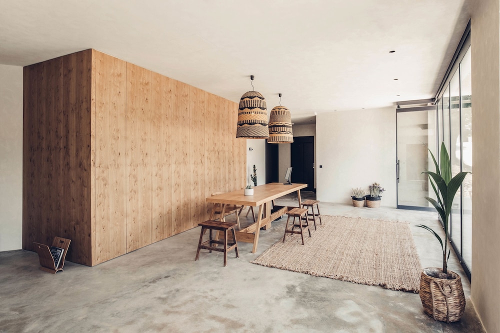 

Milano - Kántanos - Monastery Estate Retreat