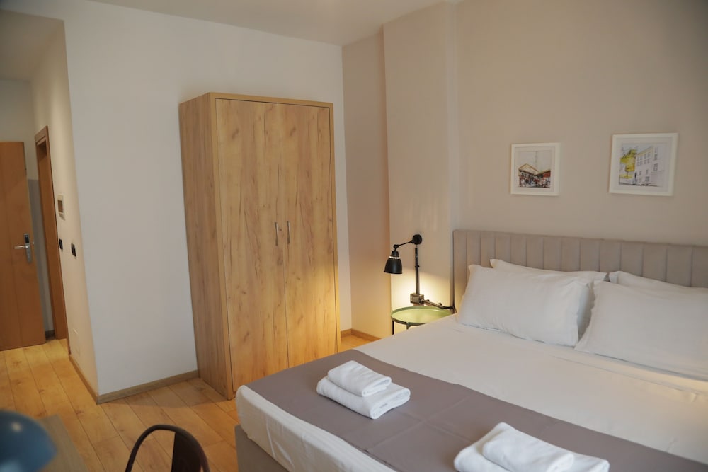 

Pisa - Tirana - Oda Hotel Tirana