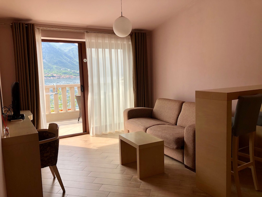 

Milano - Kamenari - Turquoise Beachside Apartments