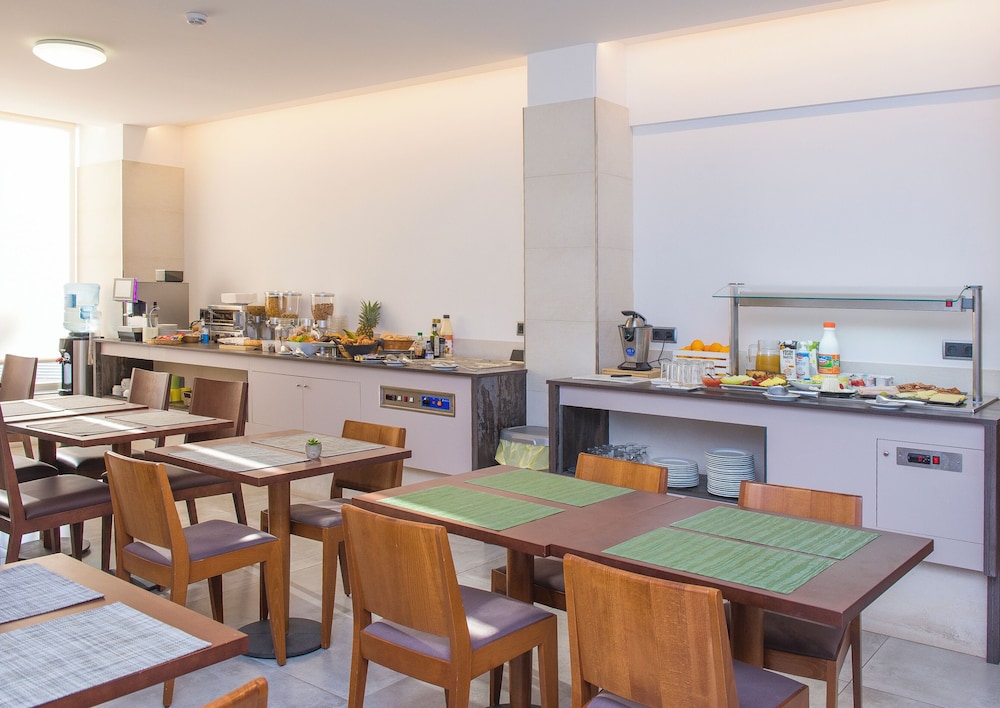 

Milano - Cala Gracio, Ibiza - Hotel Marfil