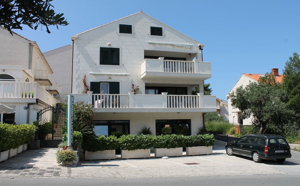 

Roma - Konavle - Apartments Logos
