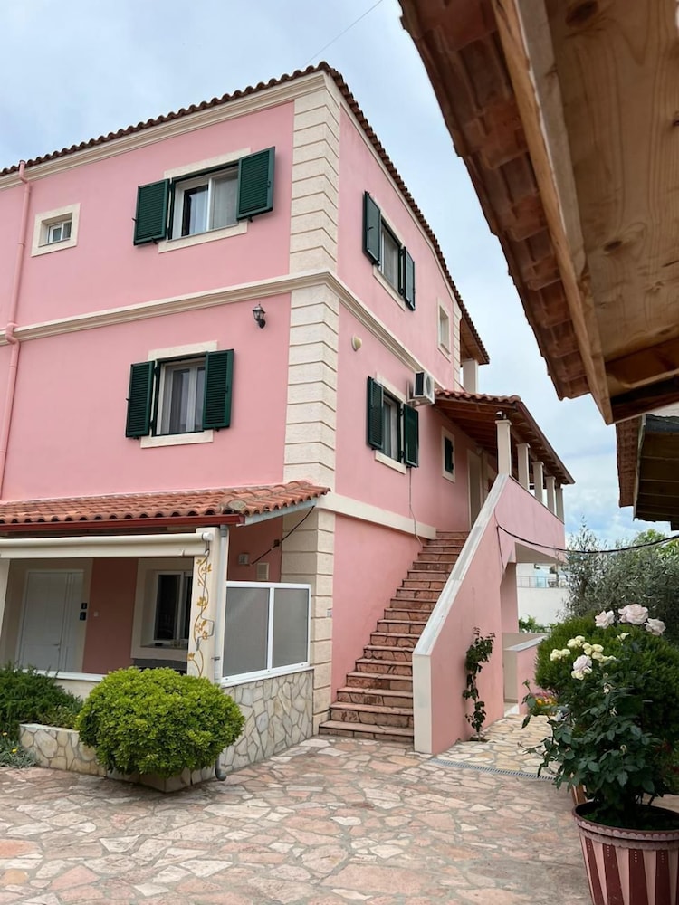 

Napoli - Ksamil - VILA ROZE KSAMIL ALBANIA