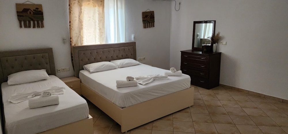

Napoli - Ksamil - VILA ROZE KSAMIL ALBANIA