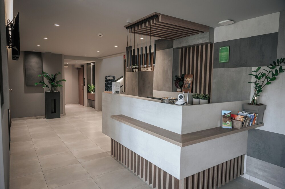 

Milano - Paralía - Elizabeth Queen Luxury Rooms