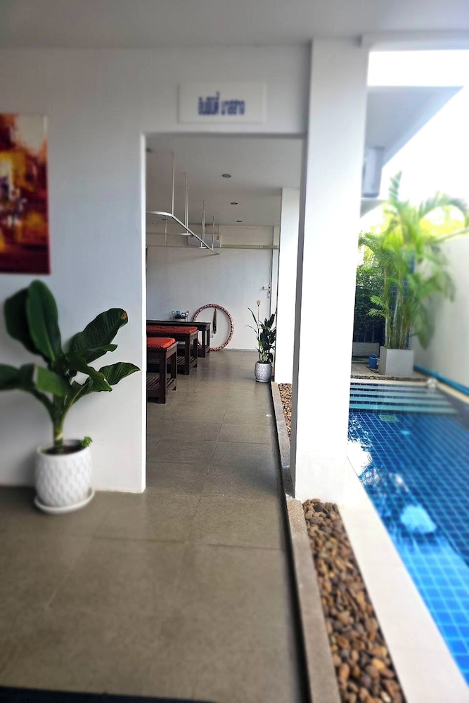 

Bari - Rawai Beach - One World One Home Naiharn Hotel