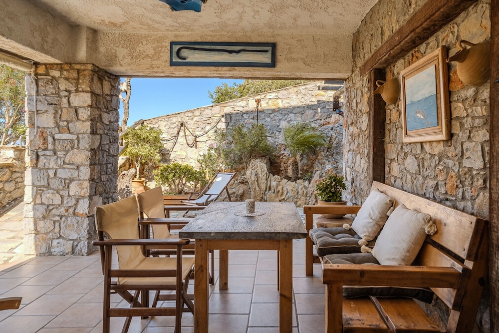 

Bari - Káto Zákros - Terra Minoika Boutique Resort