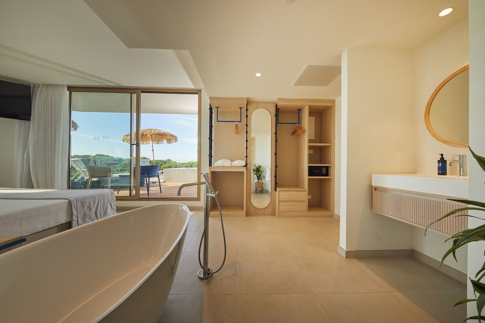 

Cagliari - Cala Galdana - Hotel Victoria Menorca +16 - New Opening