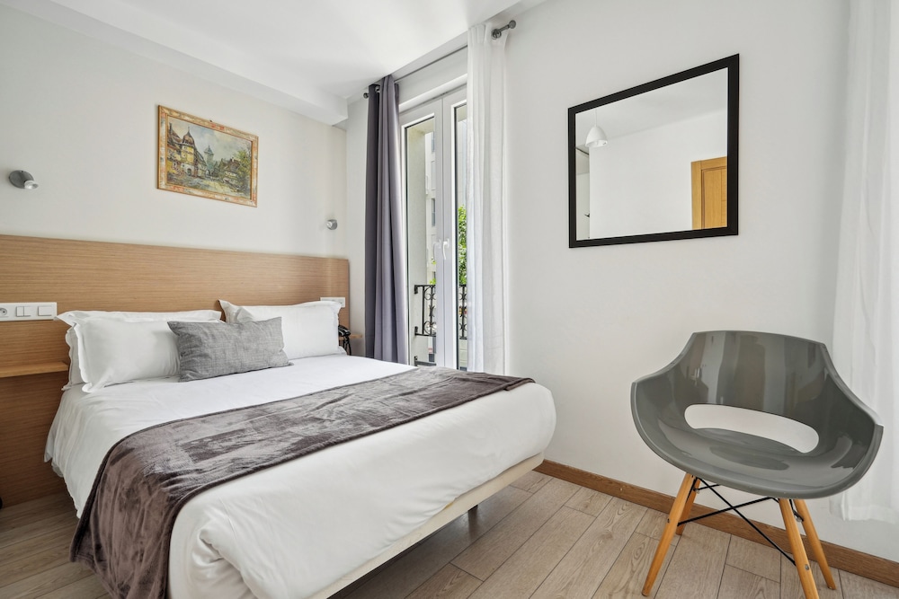 

Lamezia Terme - Levallois-Perret - Hôtel Le National Clichy Paris