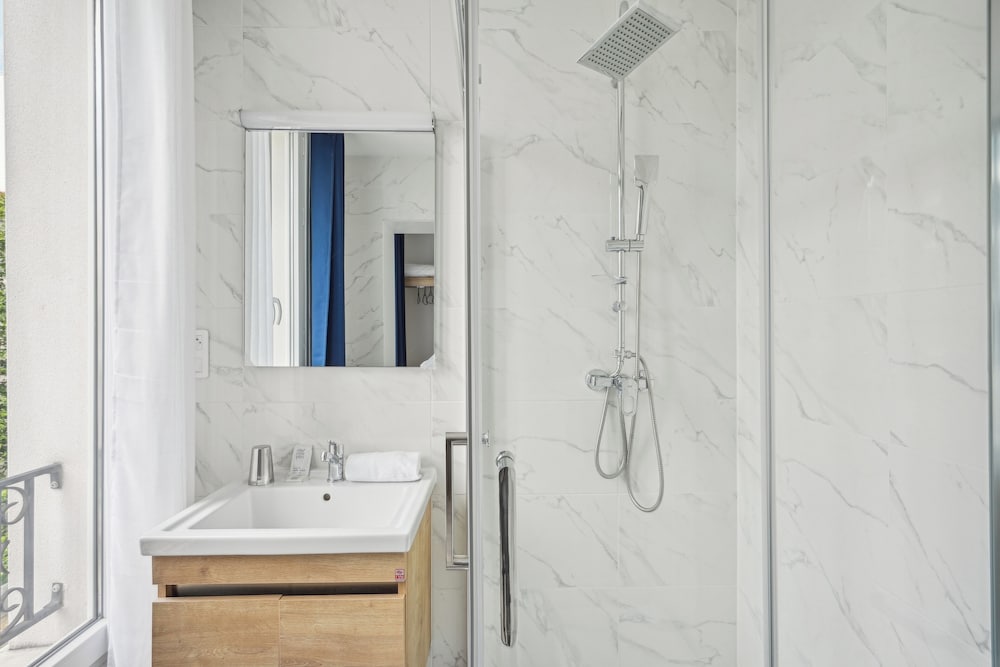 

Cagliari - Vanves - Hotel Le National Clichy Paris