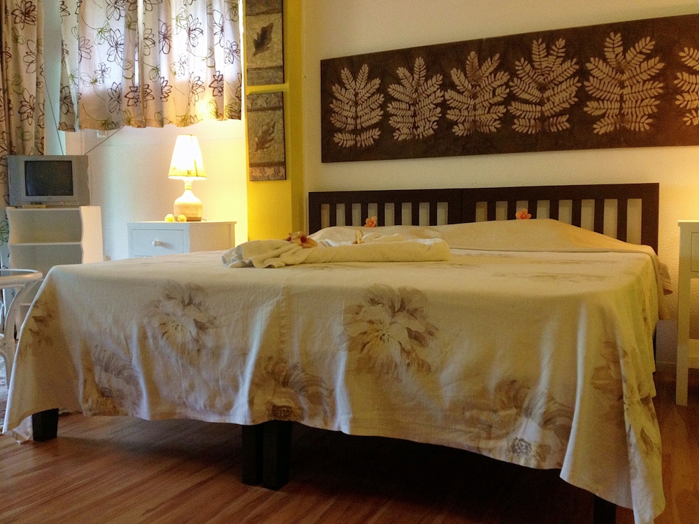 

Bologna - Round Island - Romance Bungalows