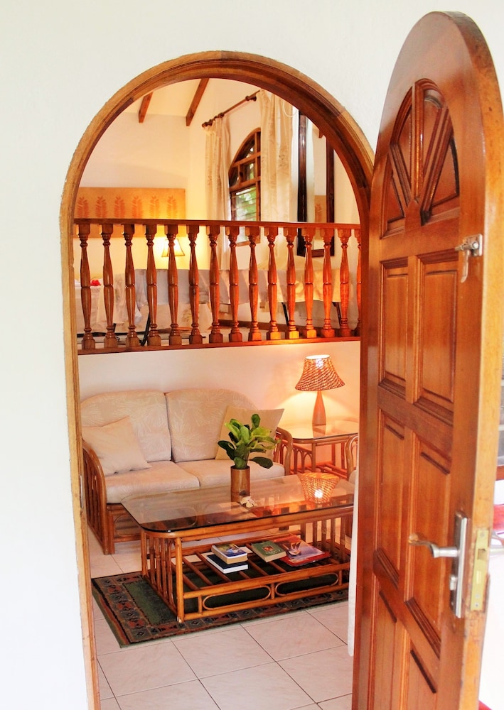 

Roma - Round Island - Romance Bungalows