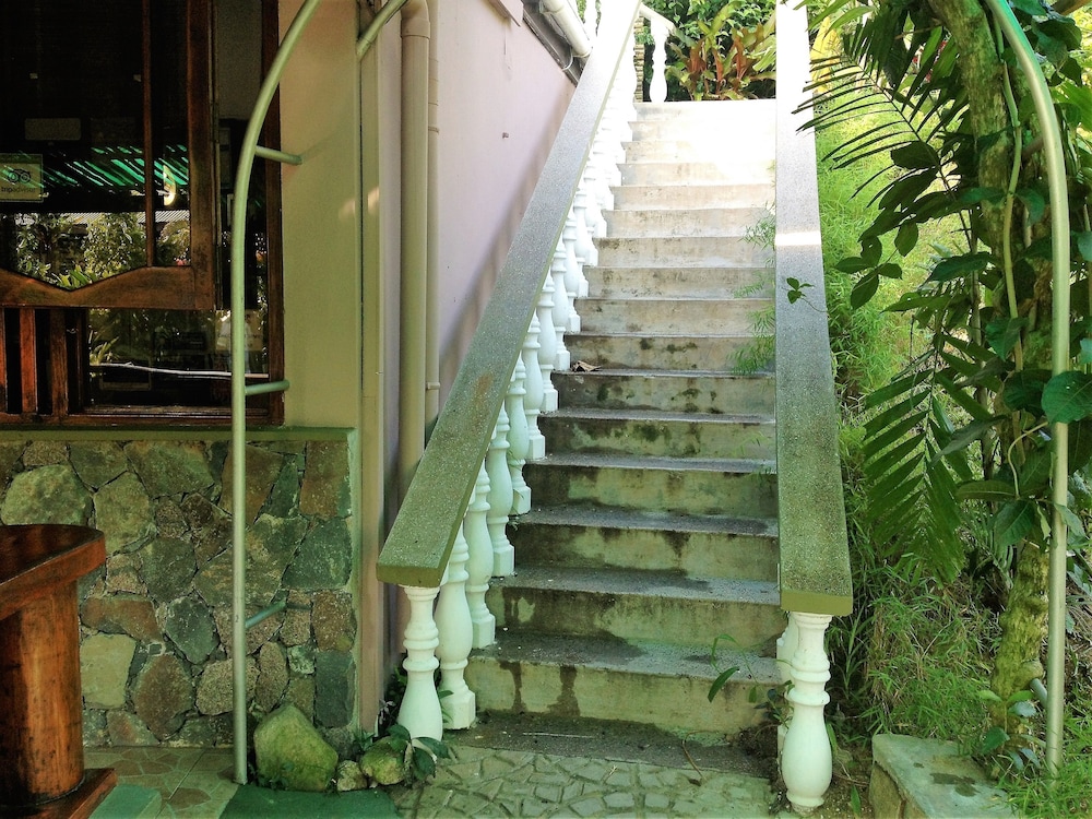 

Roma - Eden Island - Romance Bungalows