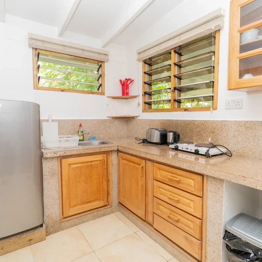 

Roma - Eden Island - Romance Bungalows