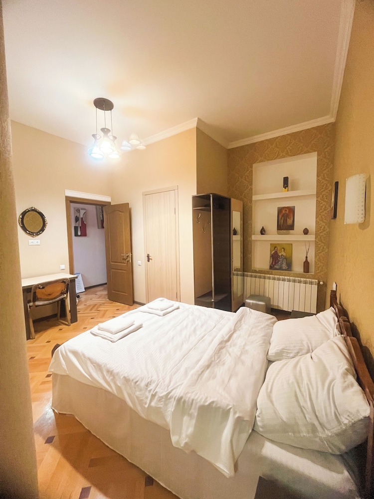 

Bologna - Tbilisi - hotel villa