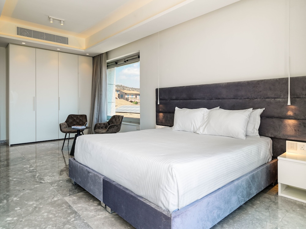 

Roma - Pyrgos - The Tower at St Raphael Resort