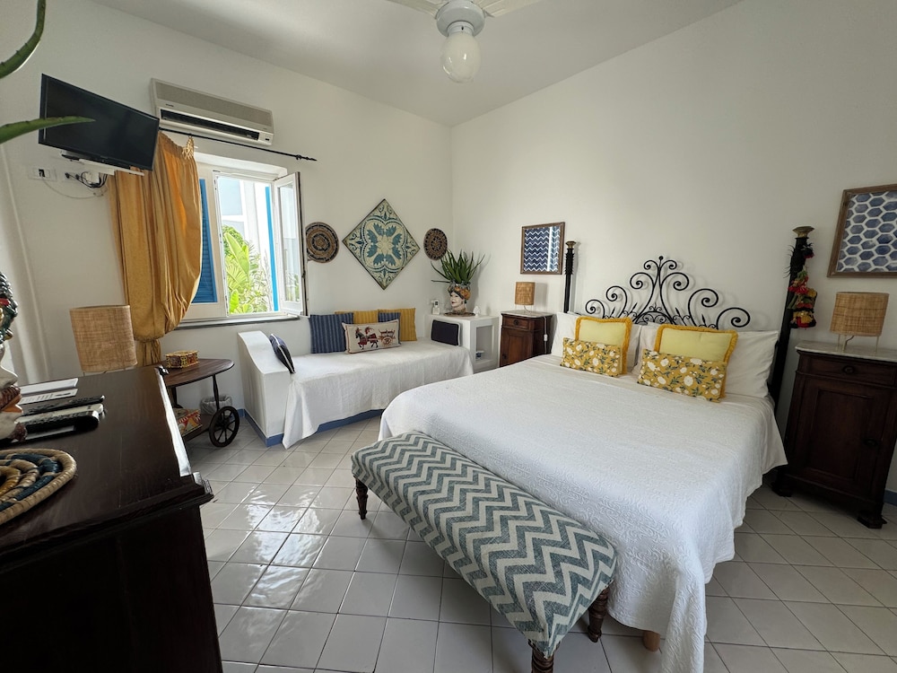 

Napoli - Panarea, Isole Eolie - Hotel Lisca Bianca