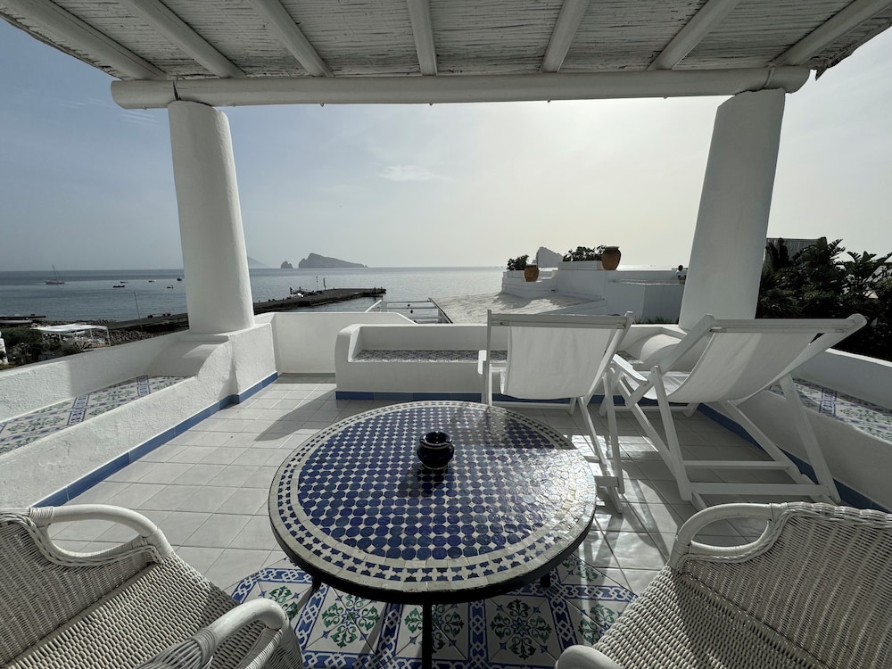 

Milano - Panarea, Isole Eolie - Hotel Lisca Bianca
