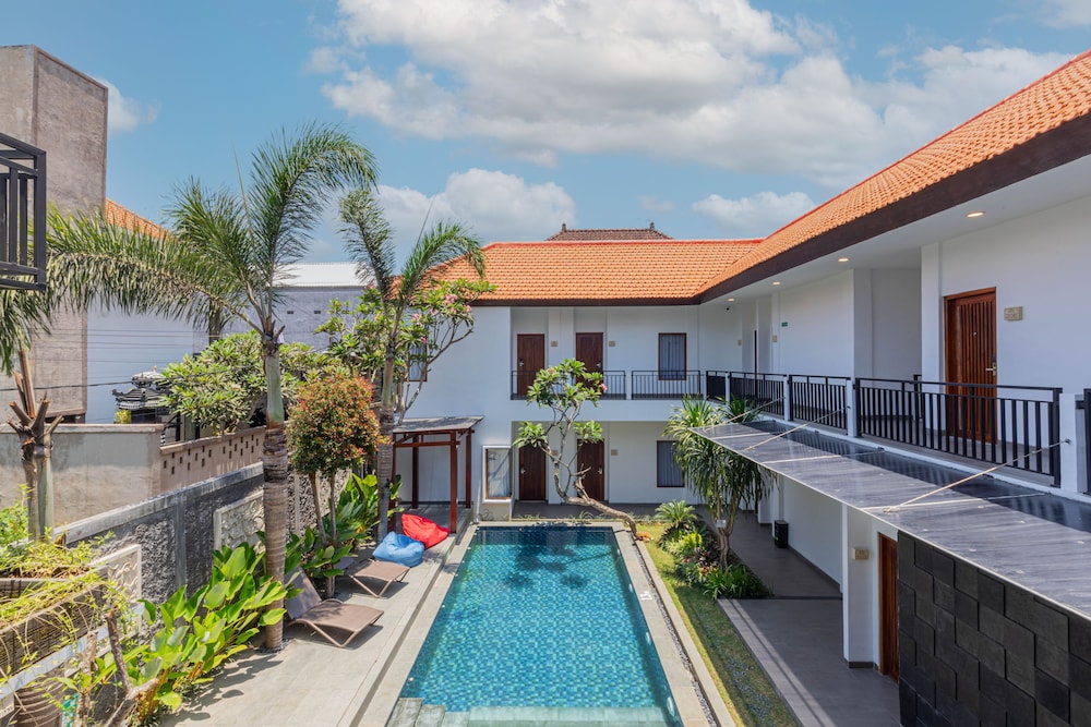 

Bari - Uluwatu - The Baliem Hotel