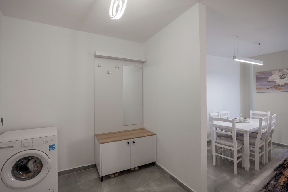 

Pisa - Sarandë - Esel Apartments