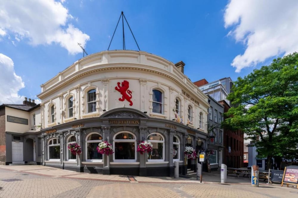 

Milano - Luton - OYO The Red Lion Hotel
