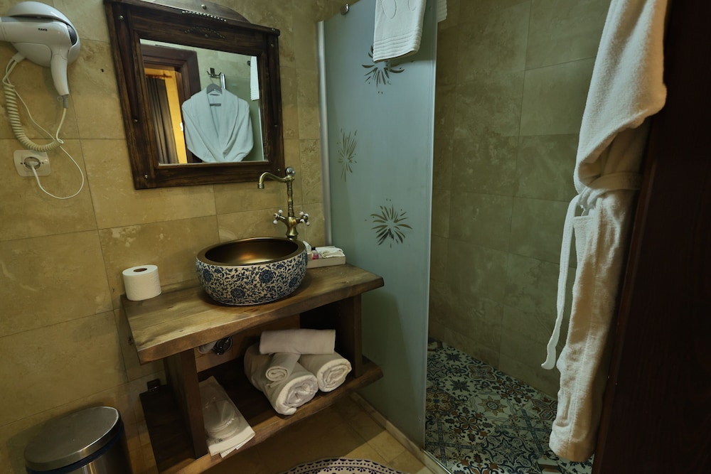 

Verona - Ayvalı - Demisos Caves Hotel